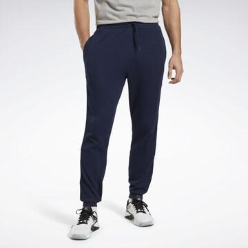 Tapered Pantaloni sportivi di Reebok in blu: frontale