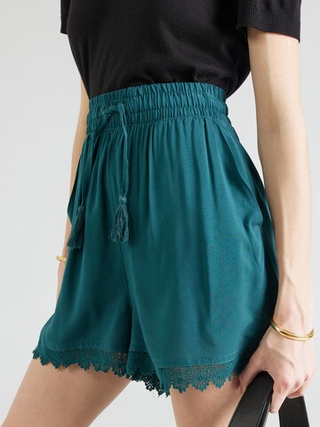 Sublevel Regular Shorts in Grün