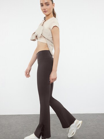 Trendyol Flared Παντελόνι σε καφέ