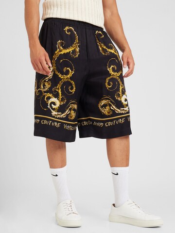 Versace Jeans Couture Loosefit Shorts in Schwarz: Vorderseite