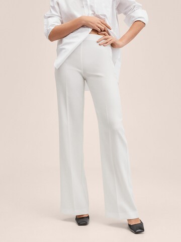 Bootcut Pantalon à plis 'PALACHIN' MANGO en blanc : devant