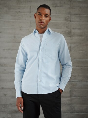 Coupe regular Chemise business 'Essential' DAN FOX APPAREL en bleu : devant