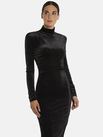 Nicowa Maxikleid 'Giwia',  Model ist 1,79 cm und trägt Größe 34 in Schwarz