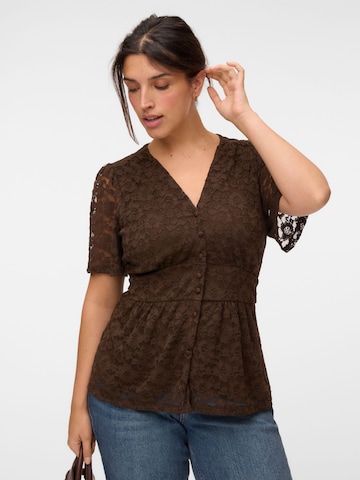Chemisier 'VMDea' Vero Moda Curve en marron : devant
