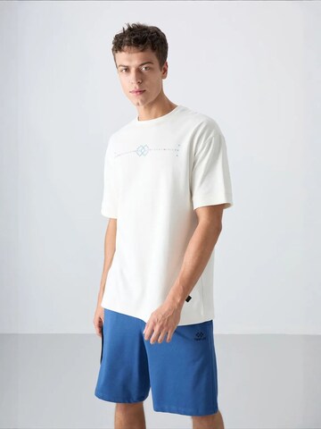 Tommy Life - Camisa 'T-Shirts' em castanho: frente