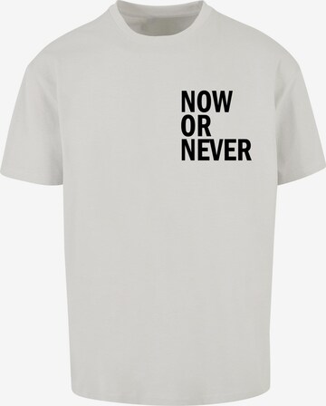 Maglietta 'Now Or Never' di Merchcode in grigio: frontale