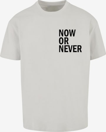 Merchcode Shirt 'Now Or Never' in Grijs: voorkant