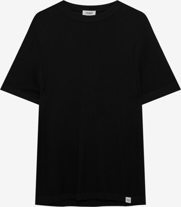 Tricou de la Pull&Bear pe negru: față