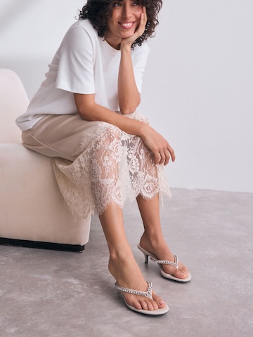 Next Сандали с разделител за пръстите 'Forever Comfort®' в бяло
