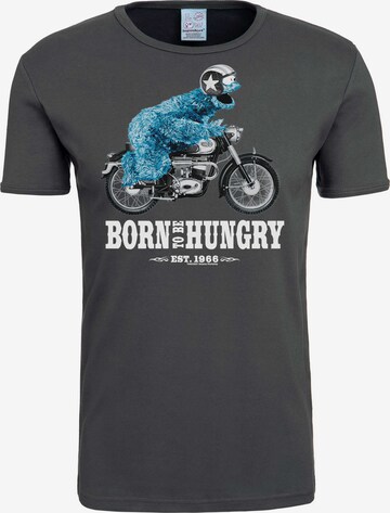 LOGOSHIRT T-Shirt 'Sesamstrasse – Krümelmonster Motorrad' in Grau: predná strana
