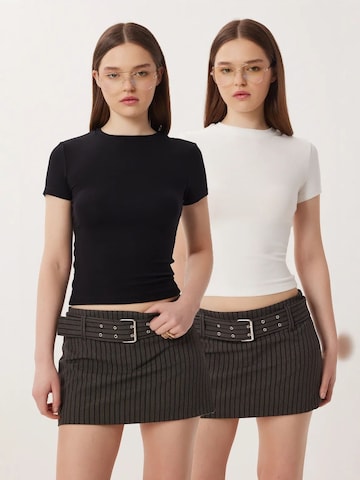 Maglietta 'T-Shirts' di Happiness İstanbul in nero: frontale