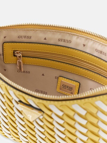 GUESS Schultertasche in Gelb
