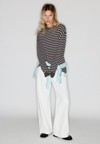 Tricou de la Pull&Bear pe maro