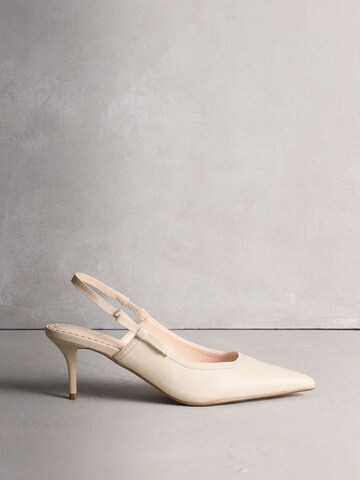 Next Čevlji s peto in s paščki | bež barva