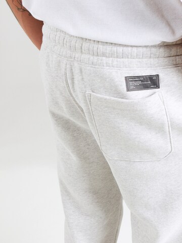 Tapered Pantaloni di Abercrombie & Fitch in grigio