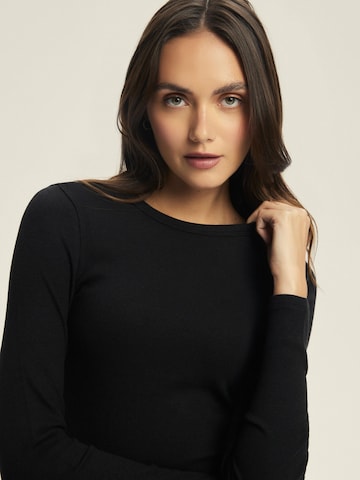 Maglietta 'Figurbetontes Ripp-Langarmshirt aus Viskosemix, Jody 2' di ESOTIQ in nero