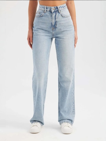 Hiccup Regular Jeans in Blau: Vorderseite