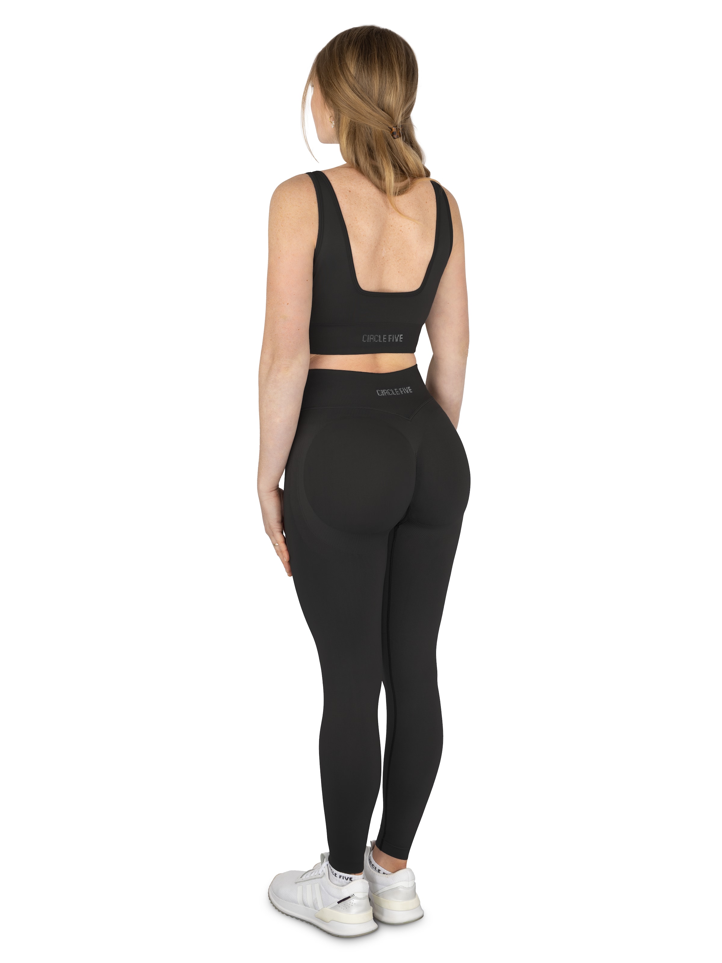 Circle Five Sportanzug 'Scrunch Shape Set (Push-Up Leggings und Medium Support Sport-BH)'‌‌‌‌‌‌‌‌‌ in Schwarz