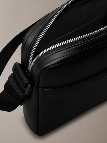 Sac à bandoulière Calvin Klein Jeans en noir