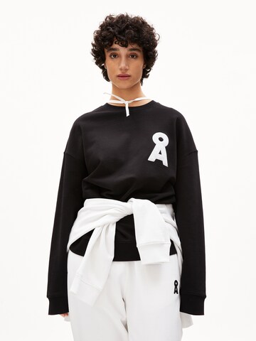 ARMEDANGELS Sweatshirt 'Sasha' in Zwart: voorkant