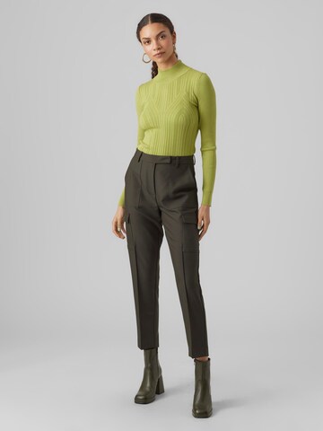 Regular Pantaloni cu dungă 'NYLA' de la VERO MODA pe verde