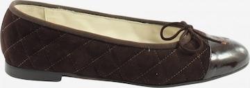 MANIA Flats & Loafers in 39 in Brown: front