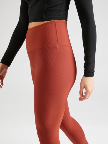 Skinny Pantaloni sportivi 'Let's Move 25' di Varley in rosso