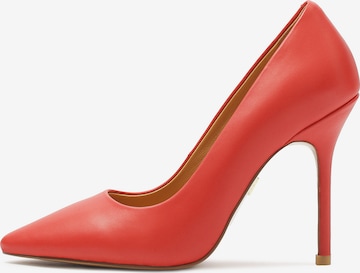 Kazar Pumps in Red: front