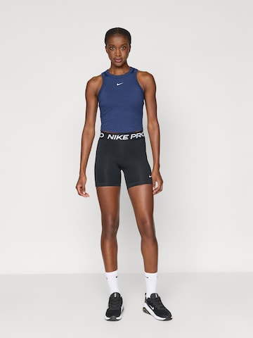 NIKE Skinny Sportshorts in Schwarz