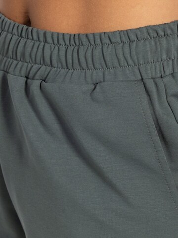 Smilodox Loosefit Sportbroek ' Nurya ' in Groen