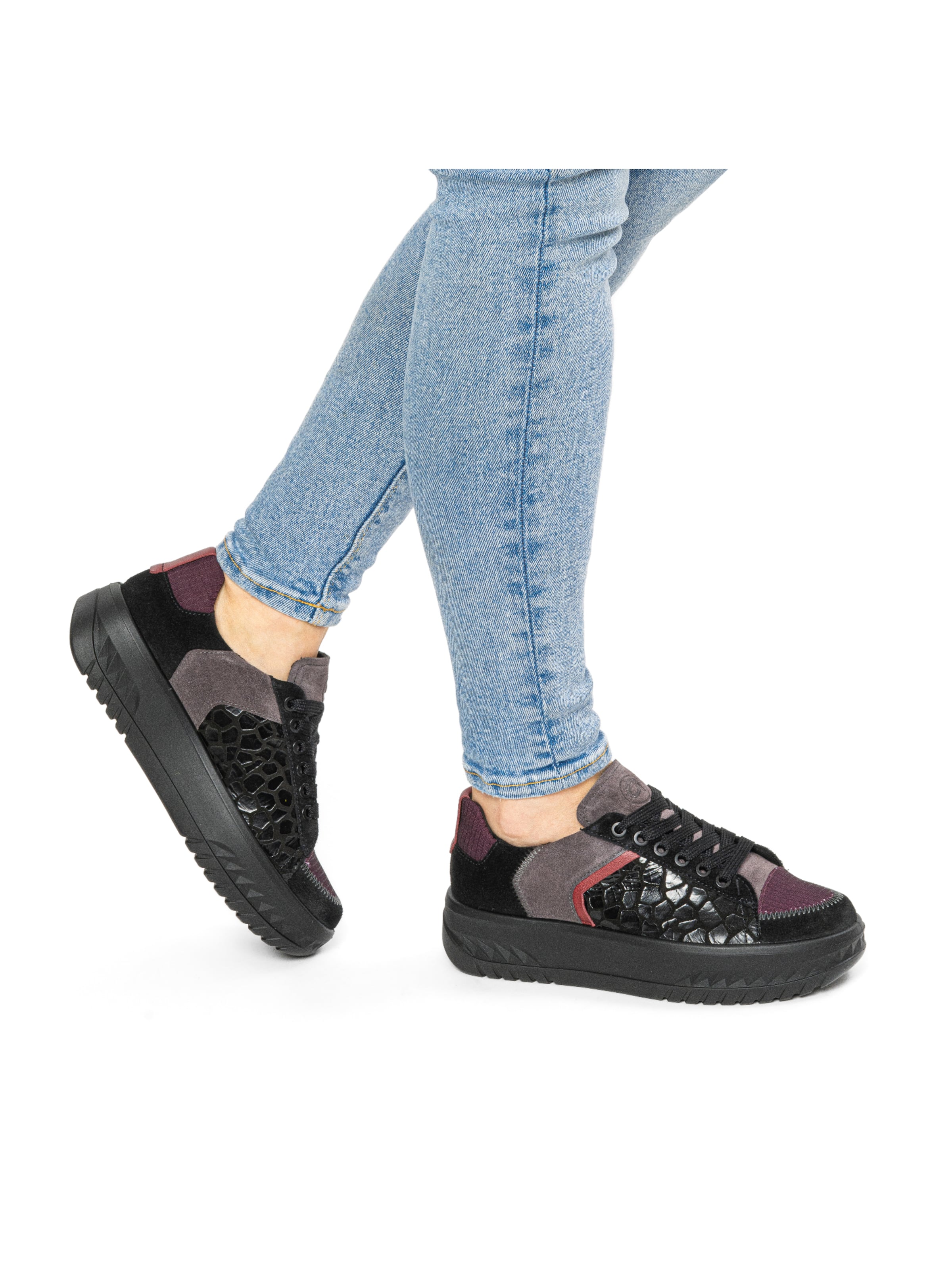 Baskets basses ARA en noir : devant