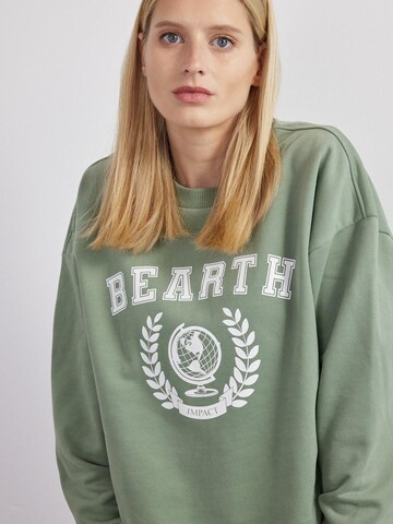 BEARTH Sweatshirt 'College-Print Bio-Baumwoll-Mix' in Green