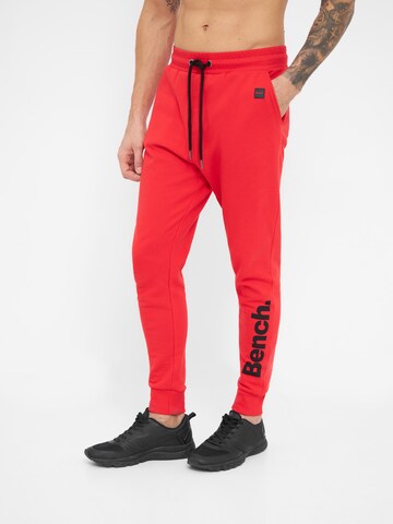 BENCH Tapered Broek 'Equip' in Rood: voorkant