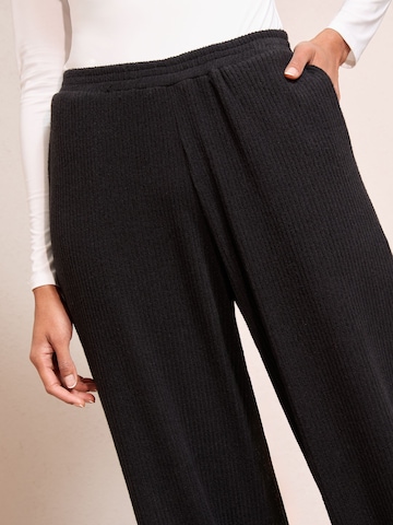 Friends Like These Bő szár Nadrág - fekete