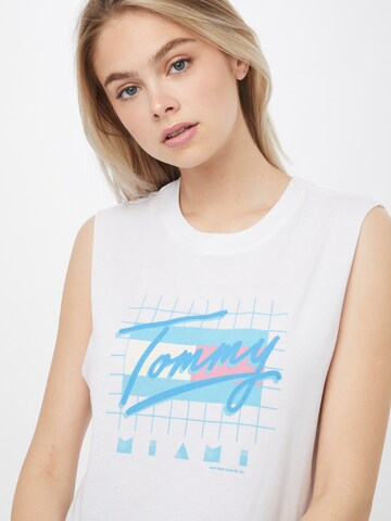 Top de la Tommy Jeans pe alb