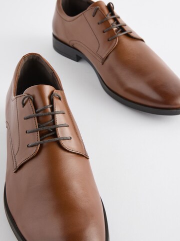 Chaussure à lacets Next en marron