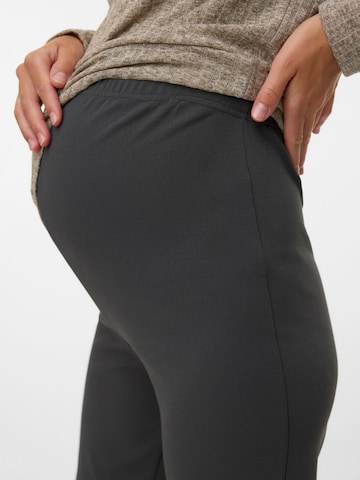 Flared Pantaloni di MAMALICIOUS in grigio
