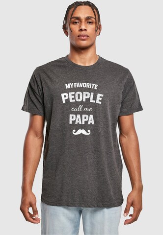 Maglietta 'Fathers Day - My Favorite People Call Me Papa' di Merchcode in grigio: frontale