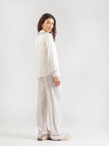 Pijama de la Boux Avenue pe alb