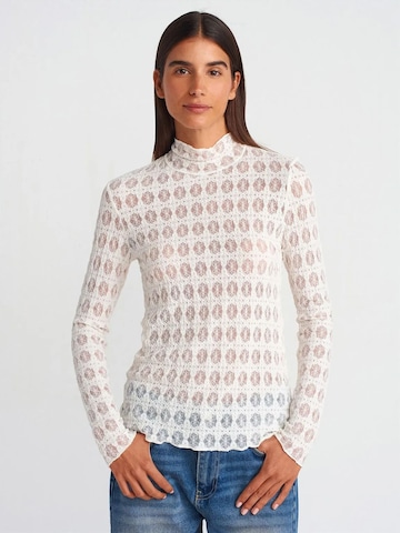 Dilvin - Blusa em branco: frente