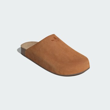 ADIDAS ORIGINALS - Sapato aberto 'Adilette' em castanho