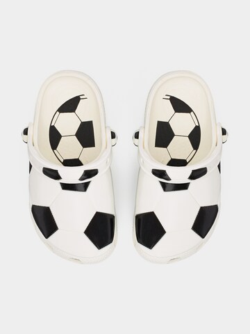Crocs Открытая обувь 'Classic Soccer Ball' в Белый