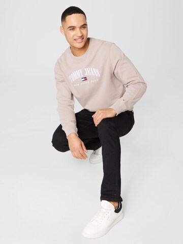 Tommy Jeans Sweatshirt 'Varsity' in Roze