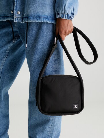 Sac à bandoulière Calvin Klein Jeans en noir : devant