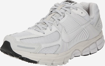 Sneaker low 'Zoom Vomero 5' de la Nike Sportswear pe gri: față