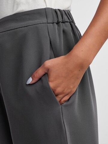 Wide Leg Pantalon 'PCBOZZY' PIECES en gris