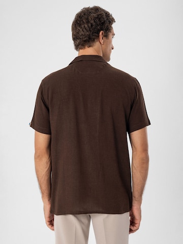 Antioch Comfort Fit Hemd in Braun