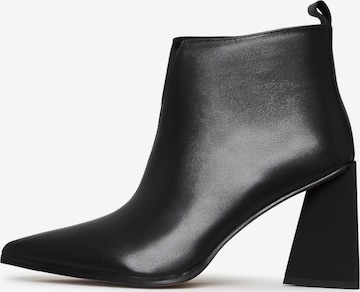 CESARE GASPARI Ankle Boots in Schwarz: predná strana