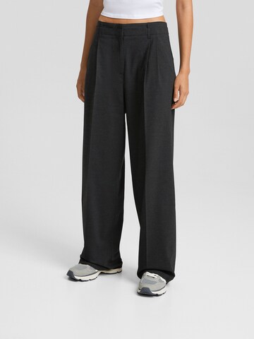 Bershka Wide leg Pleat-Front Pants in Grey: front