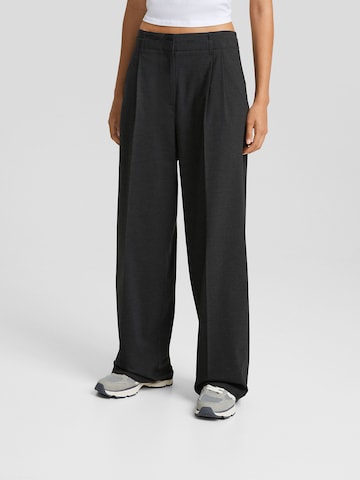 Bershka Wide leg Pleat-front trousers in Grey: front